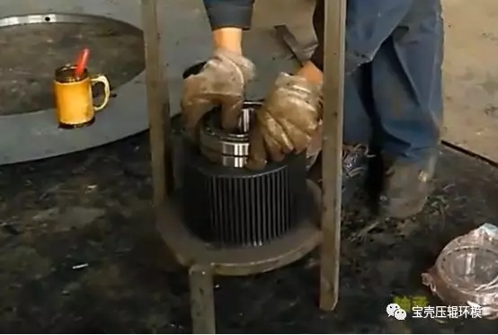 顆粒機(jī)壓輥總成安裝方法圖解